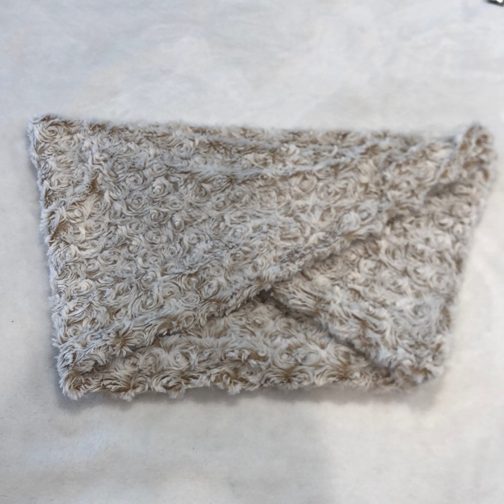 Elegant Cream Faux Fur Shawl neck warmer versatile wear infinity criss cross OS